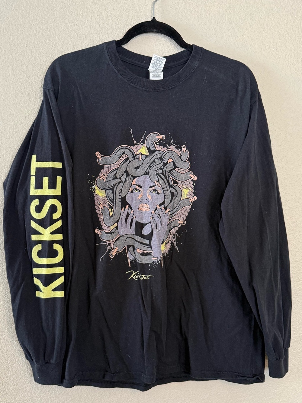 Gildan KICKSET Long Sleeve Graphic Tee in Black Size L